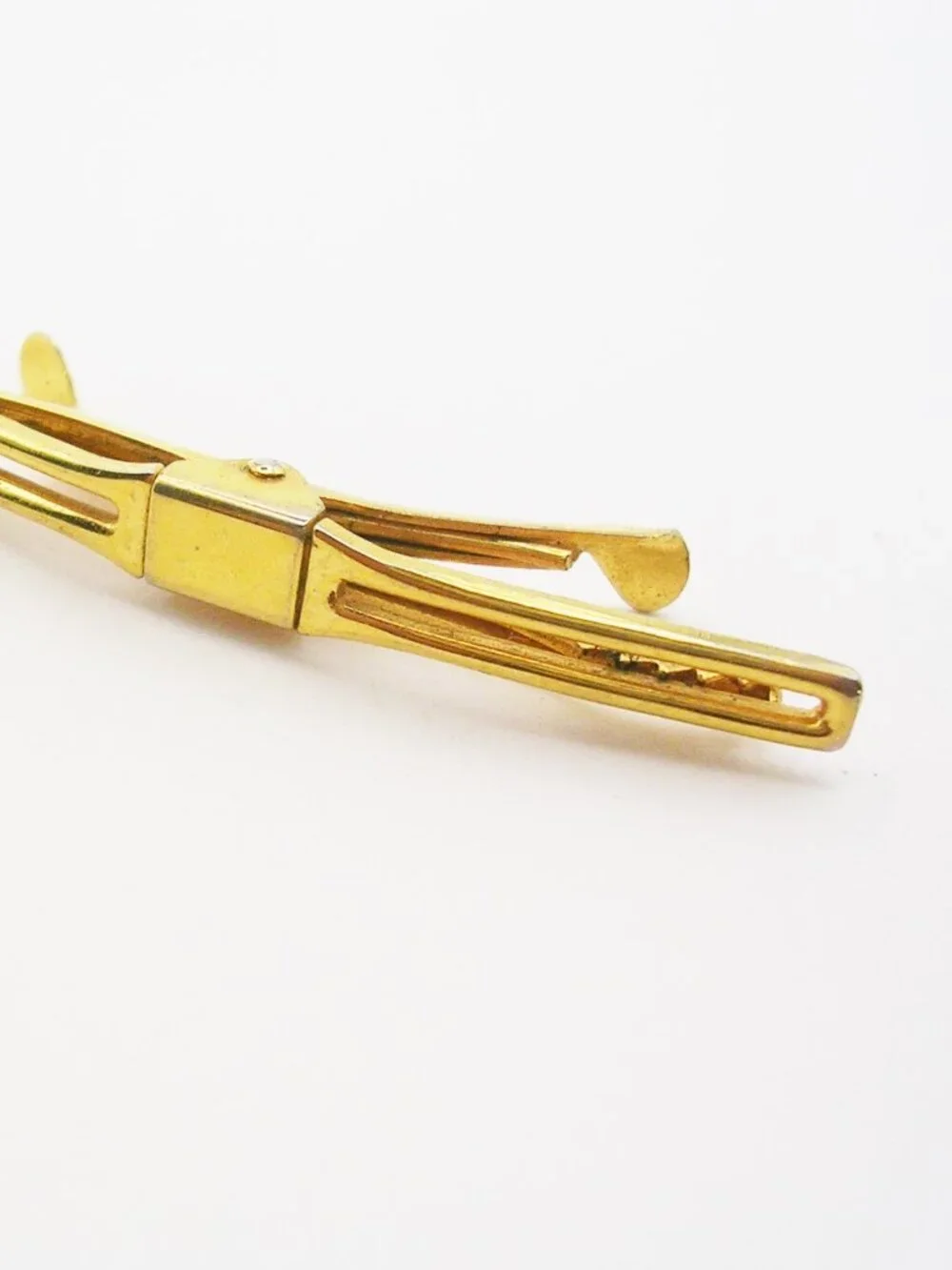 The Vintage Collar Bar is a classic piece of men's jewelry perfect for formal oc
